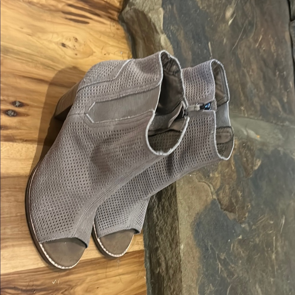 Toms Tan Ankle Boots Cozy Slip-On Design